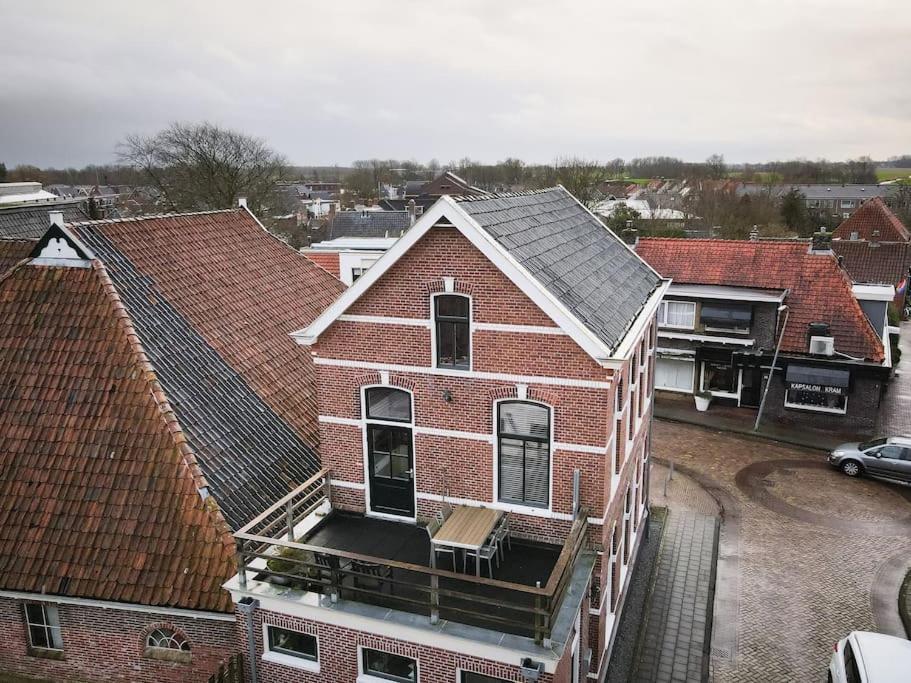 Sfeervol Verblijf In Oude Gemeentehuis Eenrum. Exterior foto
